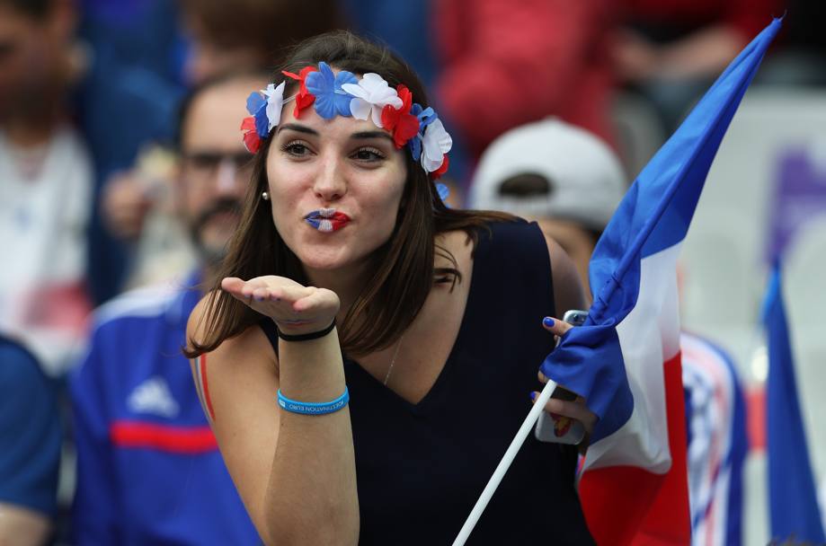 Francia-Romania, spettacolo sugli spalti al Saint-Denis. Una tifosa manda un bacio al... mondo. Reuters